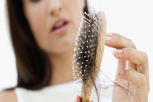 rụng tóc nhiều ở nữ là thiếu chất gì